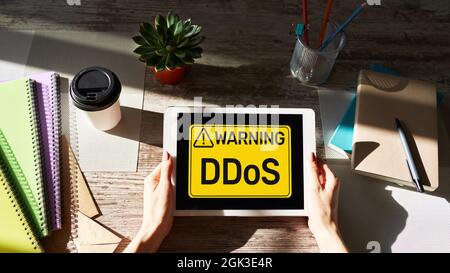 Meldung zur Erkennung von DDoS-Angriffen. Virus und Hacking. Cyber-Sicherheit und Internet-Konzept. Stockfoto