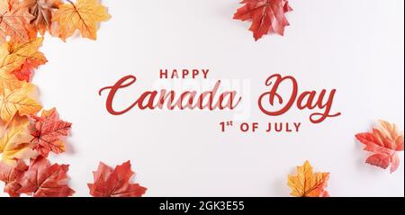 Happy Canada Day Konzept aus roten Seidenahornblättern mit dem Text auf weißem Hintergrund. Stockfoto