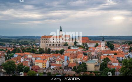 Schöne Aussicht über Mikulov Stadt und Mikulov Schloss in Morava, Tschechische Republik Stockfoto