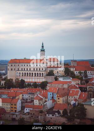 Schöne Aussicht über Mikulov Stadt und Mikulov Schloss in Morava, Tschechische Republik Stockfoto