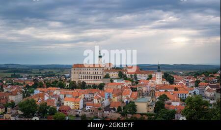 Schöne Aussicht über Mikulov Stadt und Mikulov Schloss in Morava, Tschechische Republik Stockfoto