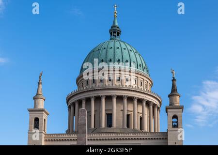 Nikolaikirche Kuppel in der Stadt Potsdam, Brandenburg, Deutschland, evangelische Kirche im klassizistischen Stil aus dem 19. Jahrhundert Stockfoto