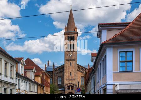 Stadt Potsdam in Deutschland, Skyline mit Häusern und St. Peter und Paul Kirche in der Mitte. Stockfoto