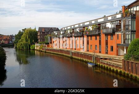 Eine moderne Wohnanlage an der Whitefriars Bridge mit Blick auf den Fluss Wensum in Norwich, Norfolk, England, Großbritannien. Stockfoto