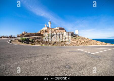 Panoramablick auf eine kurvenreiche Straße, die zum Leuchtturm von Malta Gozo in Almeria, Spanien, führt Stockfoto