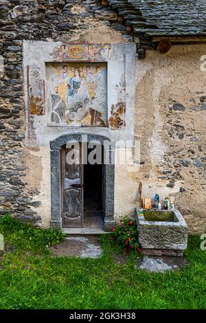 In Cerentino können die Besucher in dem aufwendig renovierten historischen Patrizierhaus Cà Vegia übernachten, das über Jahrhunderte alte Originalmöbel, aber ohne Strom, bietet. Das Waschbecken befindet sich vor der Eingangstür, Circolo della Rovana, Schweiz Stockfoto