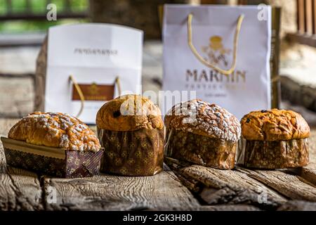 Auch Panettone werden immer beliebter. Der Legende nach ist der Erfolg des Panettone auf das Unglück eines mailändischen Kochs zurückzuführen. Produkte der Pasticceria Marnin in Locarno, Schweiz Stockfoto