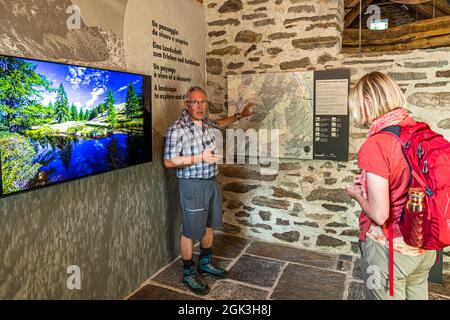 Unterwegs mit dem Wanderführer Luca Goldhorn im UNESCO-Weltkulturerbe Maggia-Tal. Circolo della Maggia, Schweiz Stockfoto