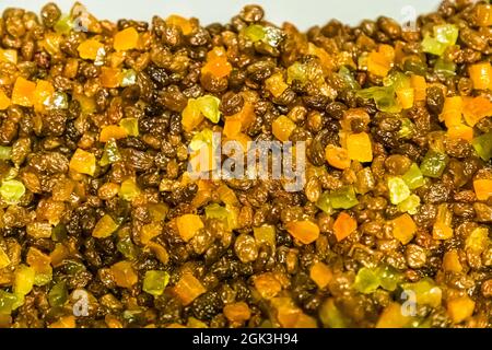 Panettone-Produktion in der Pasticceria Marnin in Locarno, Schweiz. Circolo di Locarno, Schweiz. So sehen die besten Zutaten aus. Orangenschalen aus der dicken Haut der Bitterorange sowie Bio-Rosinen und kandierte Zitronenschalen werden im Panettone Tradizionale aus Pasticceria Marnin in Locarno, Schweiz, verwendet Stockfoto