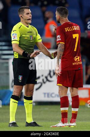 Rom, Italien. September 2021. Lorenzo Pellegrini, von AS Roma, rechts, argumentiert mit Schiedsrichter Gianluca Aureliano während des Fußballmatches der Serie A zwischen Roma und Sassuolo im Olympiastadion. Roma gewann 2:1. Kredit: Stefano Massimo/Alamy Live Nachrichten Stockfoto