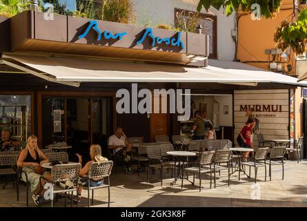 Palma de Mallorca, Spanien; september 11 2021: Fassade der berühmten Bar Bosch mit Kunden an ihren Tischen auf der Terrasse im historischen Zentrum von Pa Stockfoto