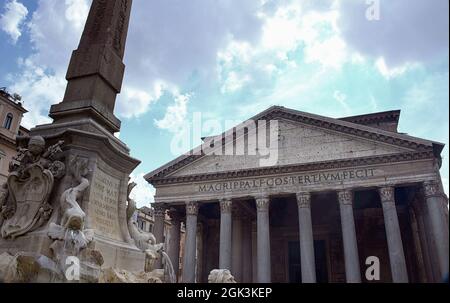 Das Pantheon, ist ein Gebäude des alten Roms, es wurde 27 v. Chr. vom Harpinat Marco Vipsanio Agrippa, Schwiegersohn des Augustus, als Tempel gebaut Stockfoto