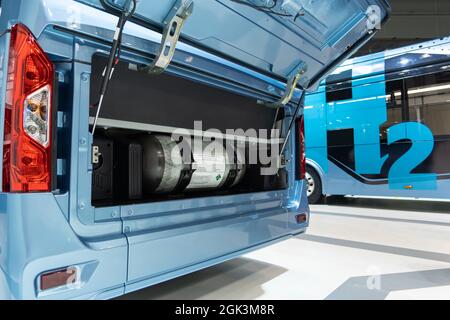 Eine Wasserstoff-Brennstoffzellen-Busse. Ein Bus mit offener Haube und einer Wasserstoffflasche im Inneren. Stockfoto