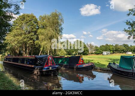 Ein Schmalboot auf dem Shropshire Union Canal Llangollen Branch passiert den Ty Mawr Campingplatz in Lyneal, Shropshire Stockfoto