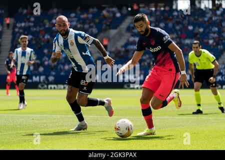 SPANIEN, FUSSBALL, LA LIGA SANTANDER, RCDE VS ATLÉTICO DE MADRID. RCD Espanyol (22) Aleix Vidal vies with Carrasco (21) während des La Liga Santander-Spiels zwischen RCD Espanyol und Atlético de Madrid am 12. September 2021 im Stadion RCDE, Cornellà, Spanien. © Joan Gosa 2021 Stockfoto