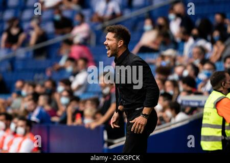 SPANIEN, FUSSBALL, LA LIGA SANTANDER, RCDE VS ATLÉTICO DE MADRID. Atlético de Madrid Diego Pablo Simeone, Cheftrainer von Atlético de Madrid, reagiert am 12. September 2021 während des Spiels der Liga Santander zwischen RCD Espanyol und Atlético de Madrid im Stadion RCDE, Cornellà, Spanien. © Joan Gosa 2021 Stockfoto