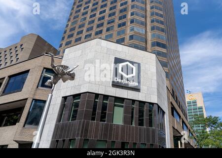 Montreal, QC, Kanada - 4. September 2021: Desjardins unterzeichnen am Komplex Desjardins in Montreal, QC, Kanada. Complexe Desjardins ist ein gemischtes Büro, ho Stockfoto