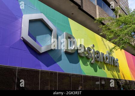 Montreal, QC, Kanada - 4. September 2021: Desjardins-Schild am Complex Desjardins in Montreal, QC, Kanada. Stockfoto