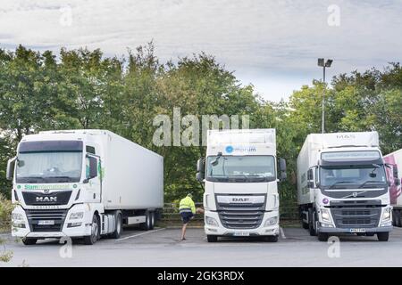 Europäische LKW-Lastwagen parken für Übernachtung in Keng England Stockfoto