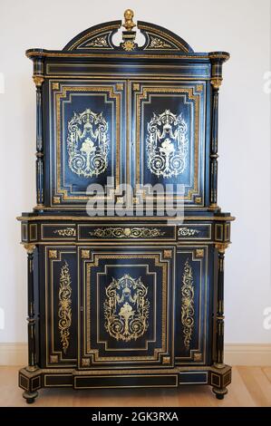 Alt dekorierter Kleiderschrank mit goldenem Ornament Stockfoto