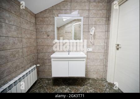 Modernes Hotelbadezimmer, sauberes Waschbecken mit braunem Marmorhintergrund Stockfoto