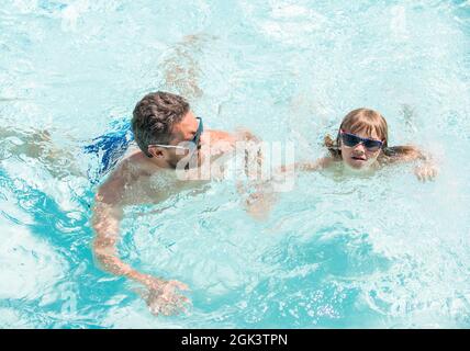 Glückliche Familie von Dvory und Kind Spaß im Sommer Schwimmbad, schwimmen Stockfoto