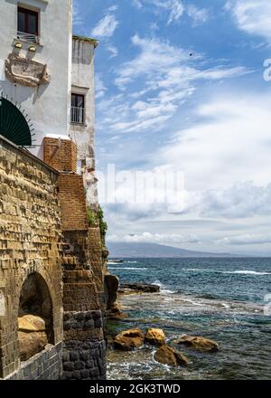 Vertikale landschaftliche Ansicht von Marechiaro Dorf, Posillipo, Neapel, Italien Stockfoto