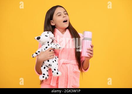 Kindheit Glück. Guten Morgen. Sleepy Kind tragen Nachthemd spielen mit Spielzeug. Kind in gemütlichen Schlafbekleidung. Stockfoto