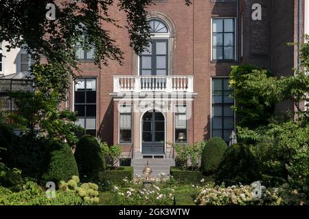 Backside Building And The Garden Im Museum Van Loon In Amsterdam, Niederlande 9-9-2021 Stockfoto