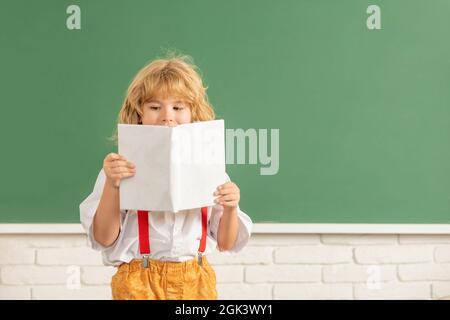 Teenager Junge im Klassenzimmer. Zurück zur Schule. Wissenstag. Konzept der Bildung. Stockfoto