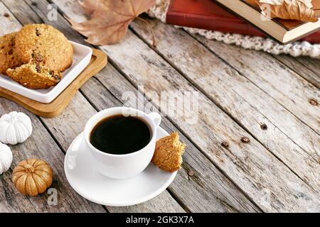 Morgenkaffee mit diätetisch knusprigen glutenfreien Keksen auf Holztisch. Gesunde Ernährung. Vegane Kürbiskeks. Herbststimmung. Gemütliches Frühstück. Stockfoto