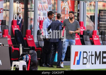 Olivier Giroud vom AC Mailand spricht mit Paolo Maldini Technical Area Director des AC Mailand und Frederic Massara Sport Director des AC Mailand während des Fußballspiels der italienischen Meisterschaft Serie A zwischen dem AC Mailand und der SS Lazio am 12. September 2021 im Stadion San Siro in Mailand, Italien - Foto Fabrizio Carabelli / Fabrizio Carabelli Images / DPPI Stockfoto