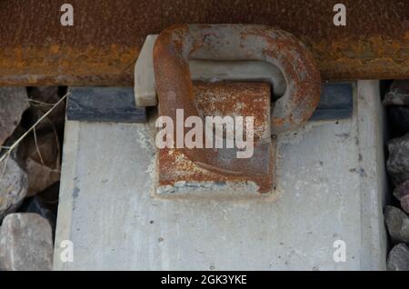 EISENBAHNSTRECKE DREHBEWEGUNG AUS EISEN. DREHGELENK IN STEIN FIXIERT. Stockfoto