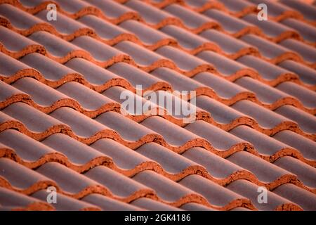 Abstrakte Nahaufnahme ondulierenden keramischen Dachziegel zweifarbigen Hintergrund Muster Außenansicht Stockfoto