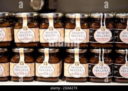 Schokoladen-Haselnuss-Gianduja breitet sich im Glas auf einem Regal in der Eataly Italian Food Hall, Liverpool Street, London, Großbritannien aus Stockfoto