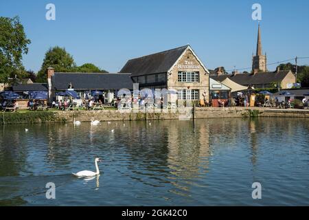 The Riverside Pub an der Themse, Lechlade-on-Thames, Cotswolds, Gloucestershire, England, Vereinigtes Königreich, Europa Stockfoto