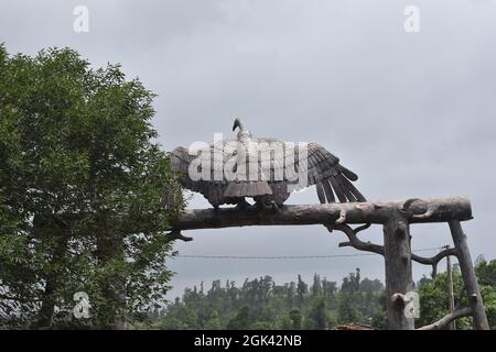 Geier-Statue auf einem Eingangsbogen eines Parks Stockfoto