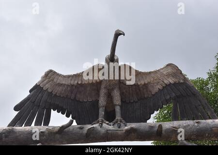 Geier-Statue auf einem Eingangsbogen eines Parks Stockfoto