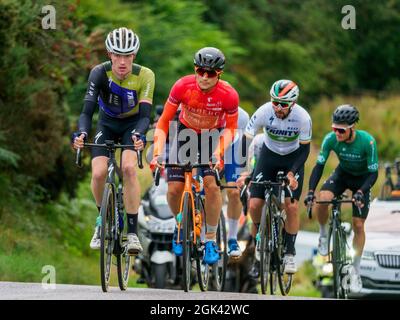 Cairn o'Mount, Aberdeenshire, Schottland - so 12. September 2021: Die Führer klettern den steilen Hügel hinauf Cairn o'Mount in der letzten Etappe des Elite-Radrennens der Männer AJ Bell Tour of Britain. Die Etappe begann in Stonehaven an der Ostküste und gipfelte an der Küste von Aberdeen. Stockfoto