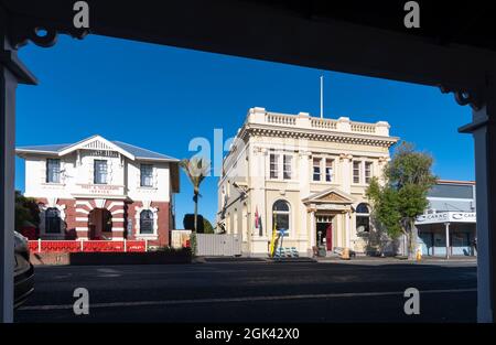 Postgebäude und Gebäude der Bank of New Zealand, Bridge Street, Eltham, Taranaki, North Island, Neuseeland Stockfoto