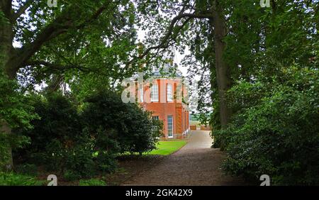 Felbrigg-Halle, eingerahmt von Bäumen Stockfoto