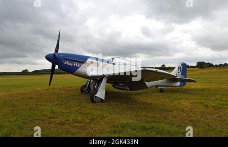 Vintage North American P-51D Mustang Flugzeug 'Miss Helen' auf der Landebahn. Stockfoto