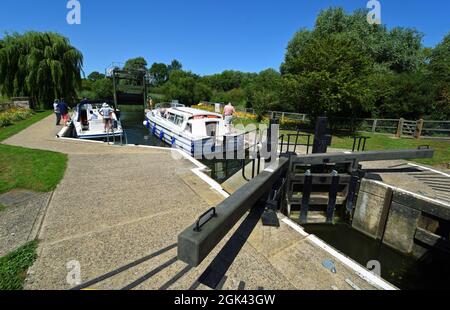 Vielbefahrene Schleuse mit zwei Booten und Touristen Stockfoto