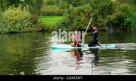 Zwei auf dem Paddelschweinfluss Ouse bei St. Neots. Stockfoto