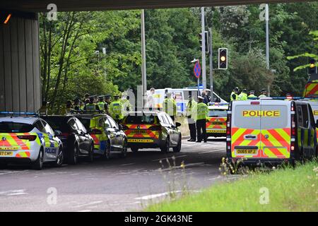 Isolieren Sie britische Klimaschutzaktivisten Demonstranten Block A41 M25 J20 Kreisverkehr in Hertfordshire zwischen Watford und Kings Langley mit Polizei vor Ort Stockfoto