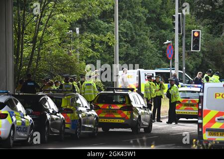 Isolieren Sie britische Klimaschutzaktivisten Demonstranten Block A41 M25 J20 Kreisverkehr in Hertfordshire zwischen Watford und Kings Langley mit Polizei vor Ort Stockfoto