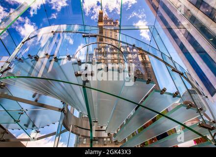 Silhouette Menschen auf Glastreppe, Blick von unten.Geschäftskonzept. Stockfoto