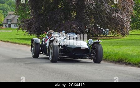 Oldtimer Green Ronart W152 Sportwagen wird durch das Dorf gefahren. Stockfoto