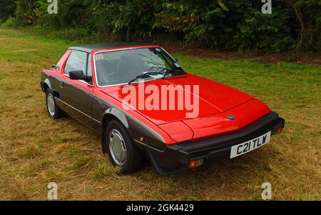 Classic Red Bertone Torino Motorwagen isoliert auf Gras. Stockfoto