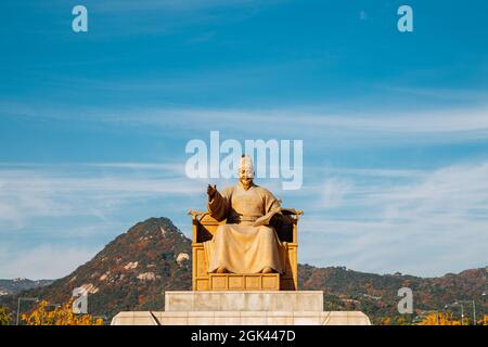 Seoul, Korea - 28. Oktober 2020 : die Statue des Königs Sejong mit Herbstberg am Gwanghwamun Platz Stockfoto